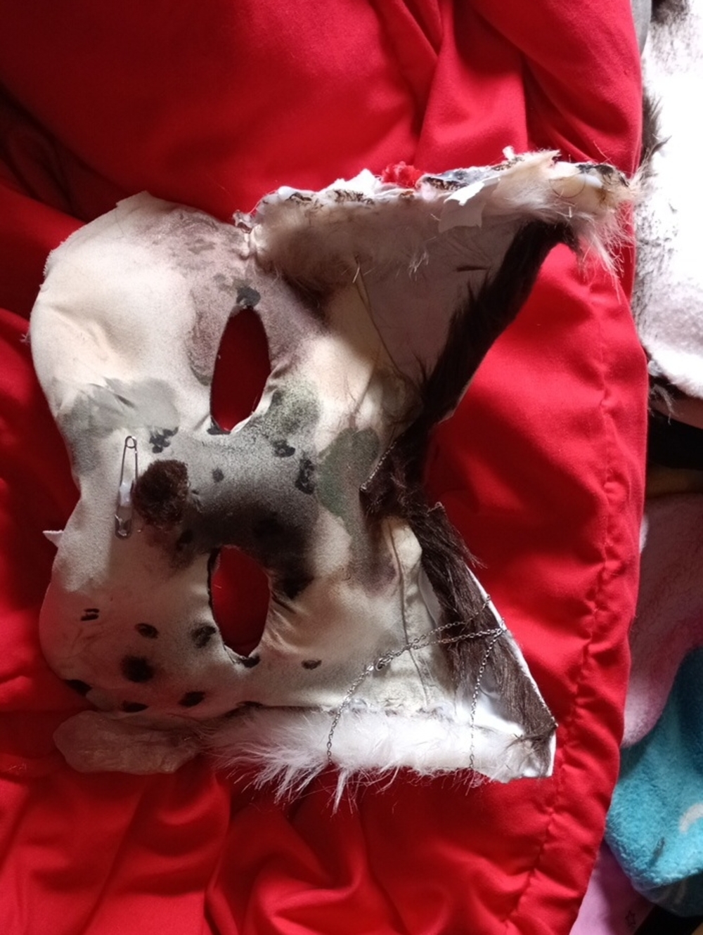 Cat Toy Hideaway Mask in Cream and Brown - Unbranded